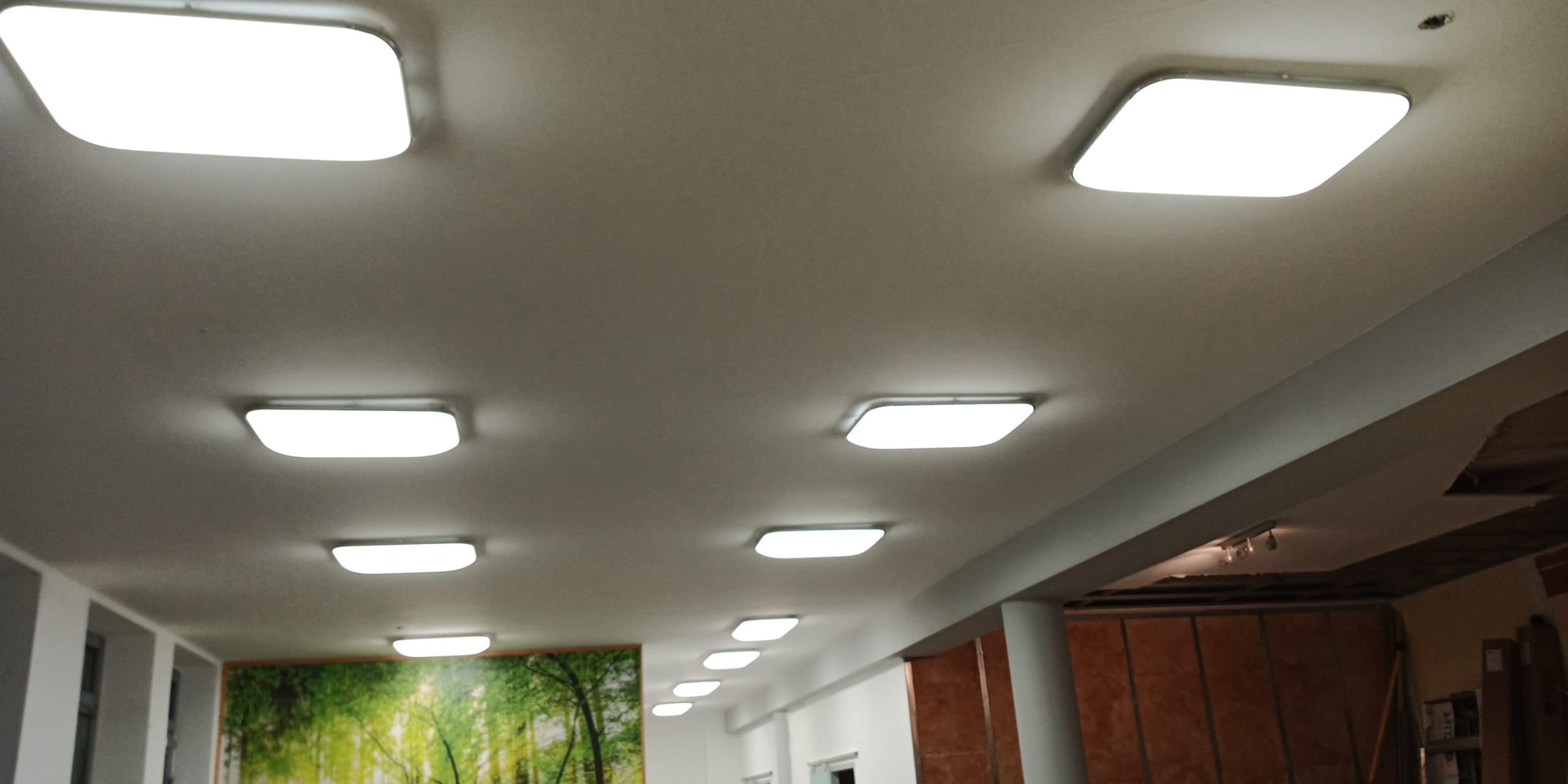 Moderne stromsparende LED-Flächenleuchten in einem Gebäudeflur
