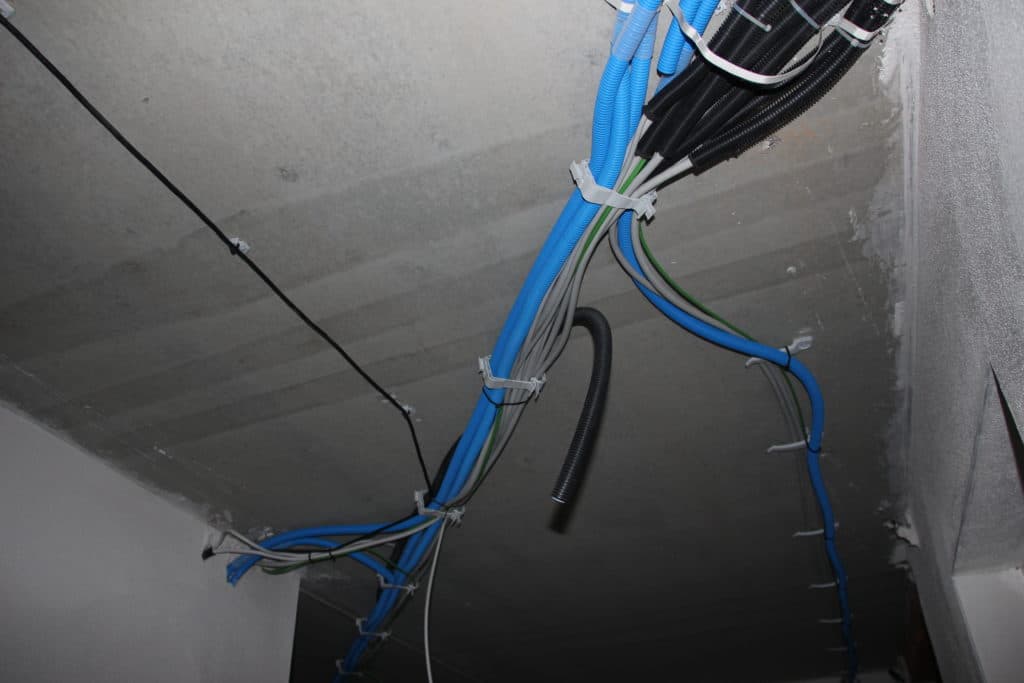 Elektrokabel, Installation im Flur, Erdgeschoss eines Gebäudes